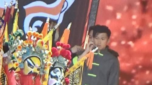 國慶晚會|謝霆鋒參加國慶晚會錄制，臺上一臉嚴肅，結(jié)束后秒變笑臉很是俏皮