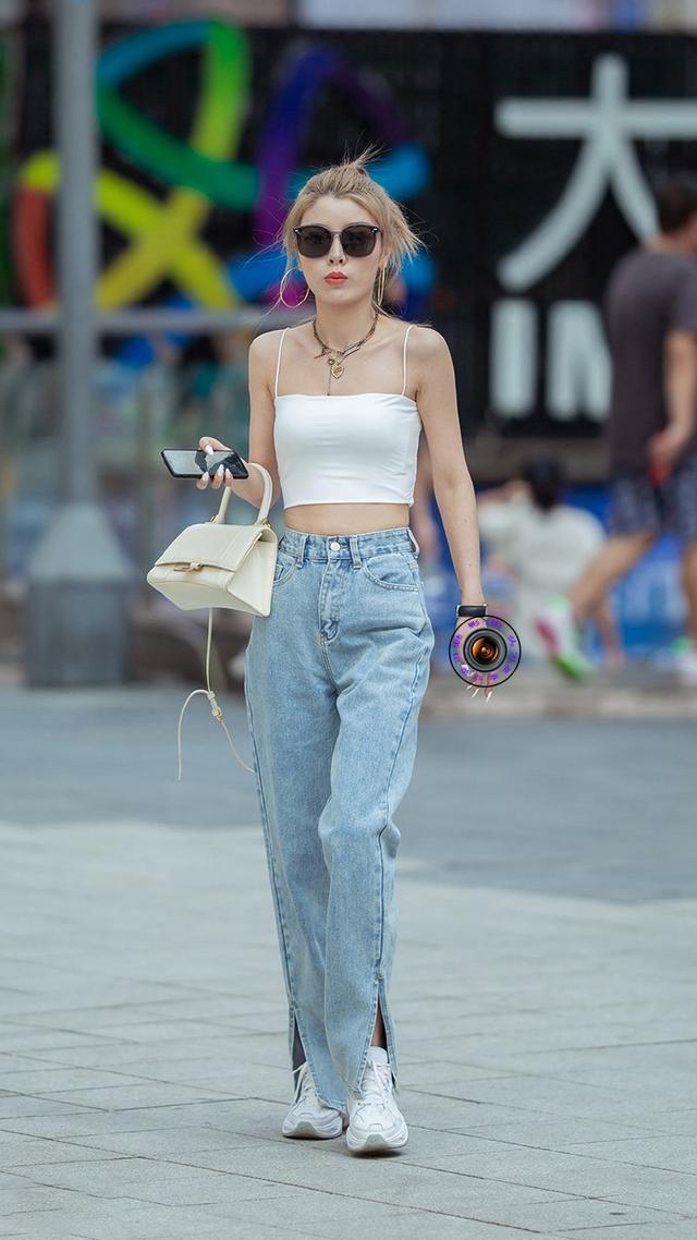 牛仔裤|美女街拍:白色露肩小背心,美丽大方,骨感迷人