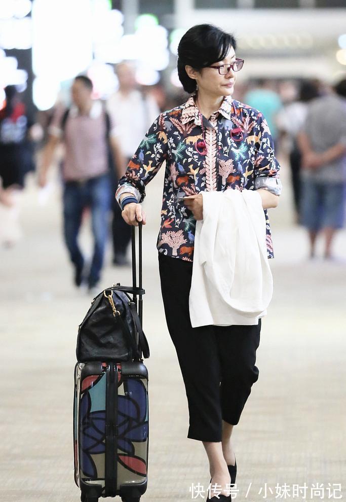 黑衬衫|52岁周涛状态太能打,白衬衫配黑纱裙优雅甜美,比年轻女孩还迷人