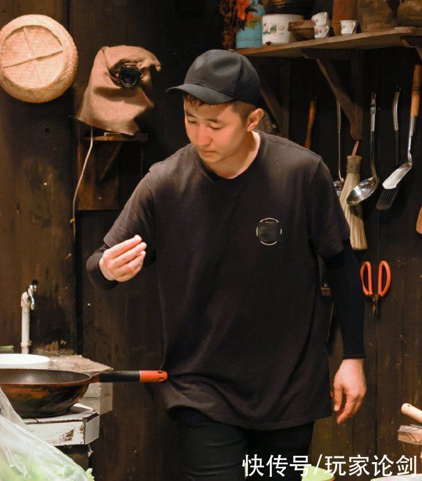 何炅|《向往5》杀青海报,嘉宾稳居C位,彭彭的衣服成亮点