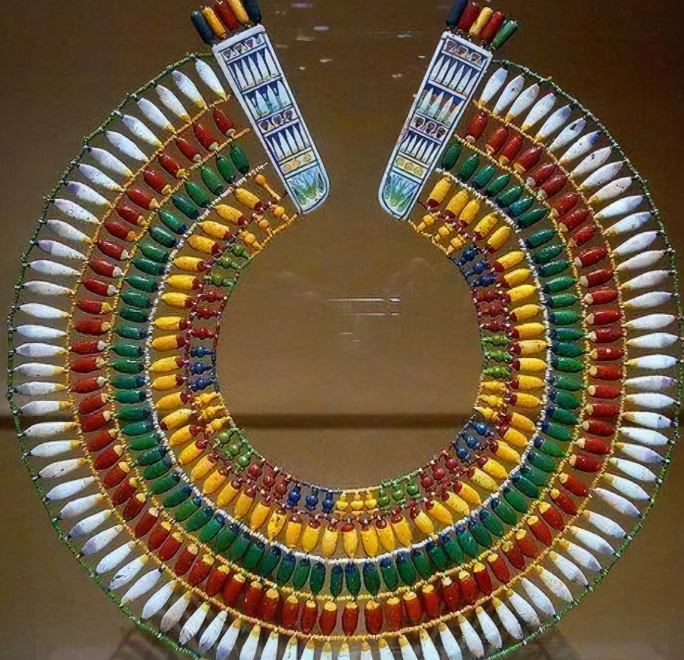 专家们&图坦卡蒙黄金面具出土,专家指着面具说,这上面有埃及最早的项链