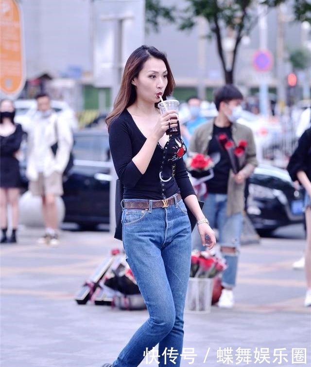 女神|夏季紧身牛仔裤成了主要穿搭,三里屯女神穿的全是百搭显瘦