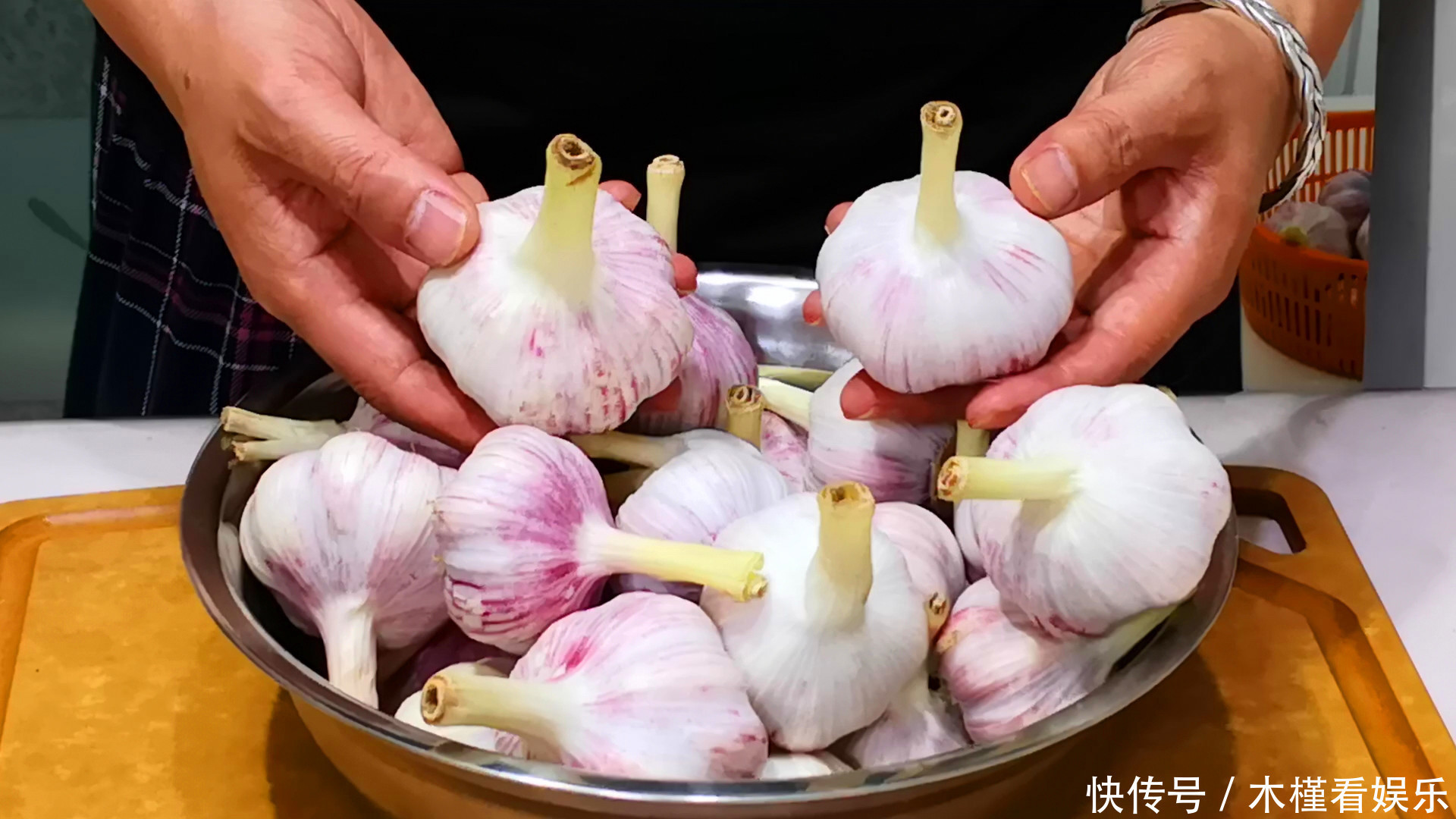 保存起来|夏天大蒜便宜,一次买10斤,这样保存起来,放多久都不干瘪不发芽