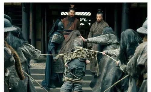 孙坚|吕布看似战力无双,历史上有人多次击败他