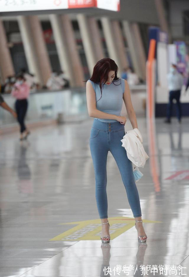打底衫 蓝色无袖小衫搭配紧身牛仔裤,把身材的美穿出了新高度,清新迷人