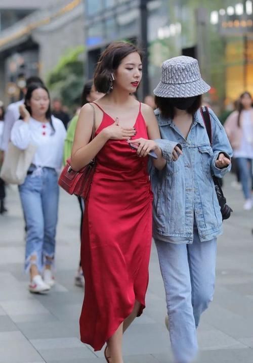 小姐姐 只有这种微胖的女士,才好驾驭大红包臀裙,穿出性感美臀!!