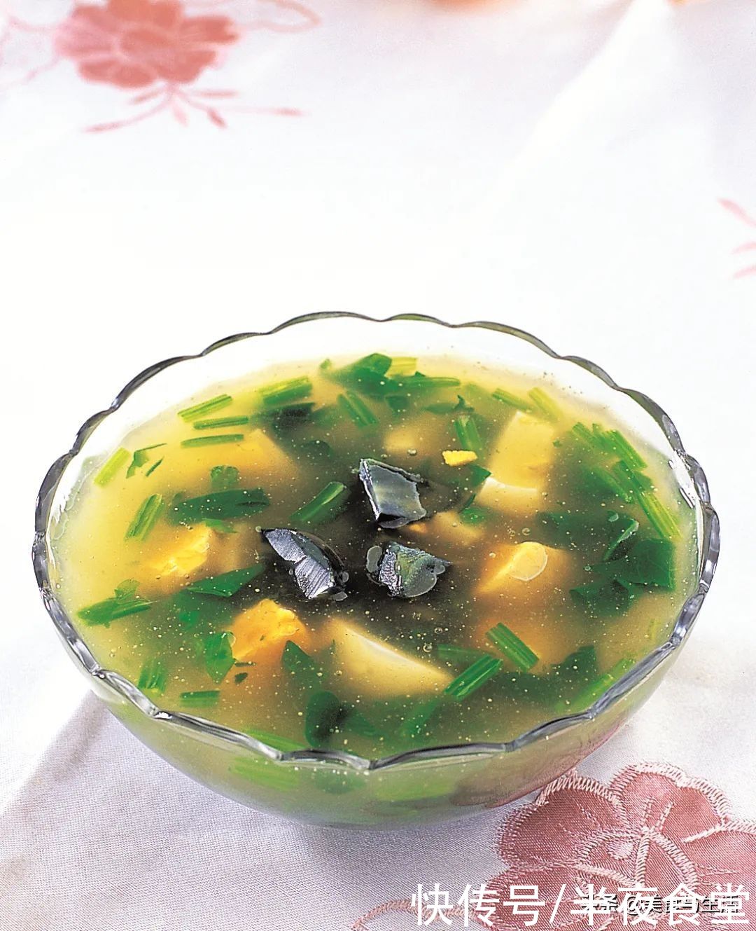 菠菜不仅就是用来炒鸡蛋，还可以做汤，味道鲜美