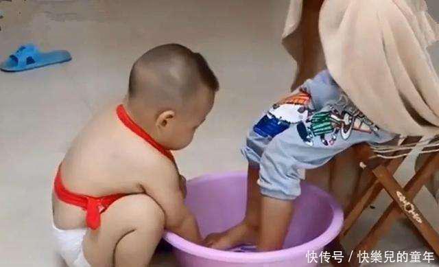 大宝|二胎弟弟给姐姐洗脚动作娴熟,原是有这个做诱饵,网友:最小童工