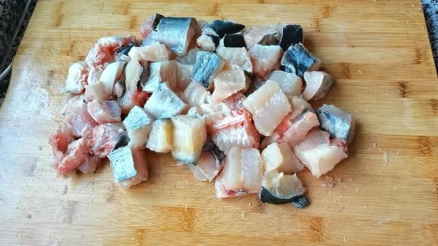 鱼肉这样做，下酒下饭都好香，鱼肉紧致入味，一条鱼还嫌不够吃