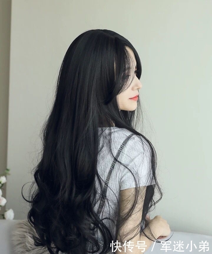 有的五个特征的女生不要轻易剪短发,长发让你女神范,美得出众