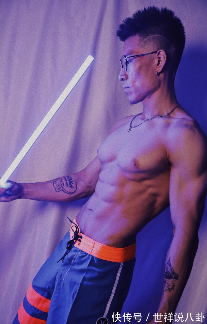 搓衣板|六块腹肌宛如搓衣板,人鱼线胸肌都很养眼,麒麟臂男友力十足!