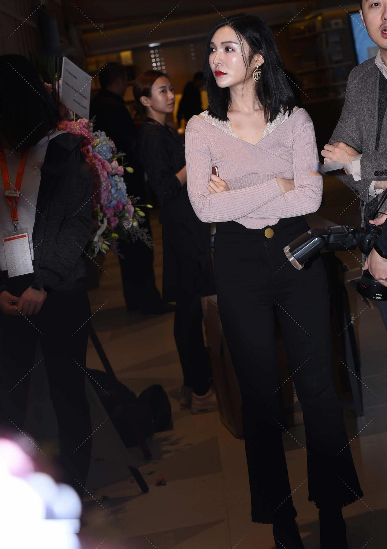 小姐姐|想要气质出众，不妨尝试一下喇叭裤，这些搭配小技巧分享给你