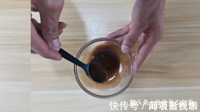 小苏打 蜂蜜加上小苏打混合一起用,聪明的女士都喜欢,解决很大的难题!