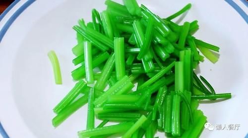 芹菜|别只会做虾仁炒西芹，将小河虾炒的酥脆，配上芹菜一起炒，还补钙