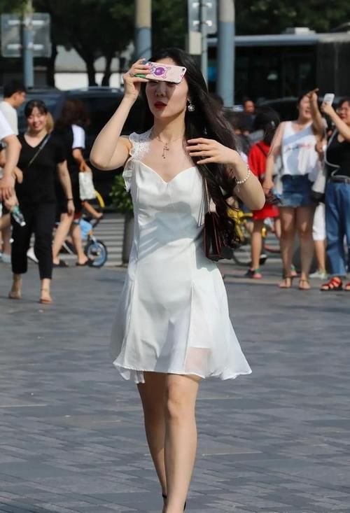 长裙 一条美丽的长裙，穿着它走过诗意的雨巷，感受秋日的灵动与秀美
