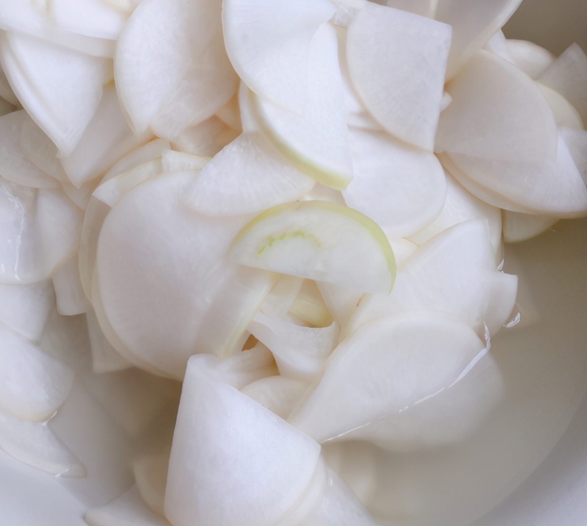 好吃|被很多人“嫌弃”的蔬菜,简单一拌真好吃,2块钱就能做一大盆