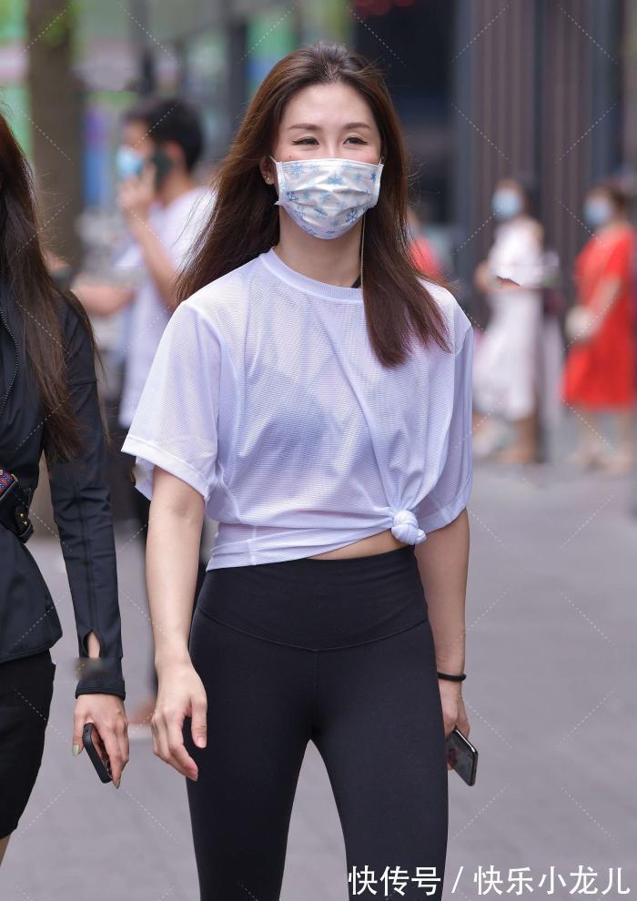 瑜伽裤 白色t恤搭配黑色瑜伽裤,休闲运动,短上衣显腿长