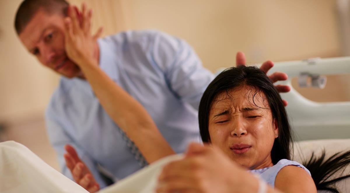 顺产|产妇顺产,医生又掏又剪又缝,丈夫围观,出产房后态度让人寒心