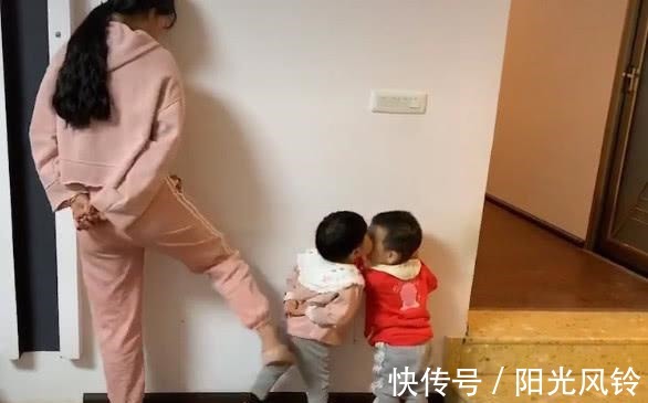 粑粑|“没地位宝妈”带娃罚站火了,萌娃粑粑,我妈就是这样撩仔的