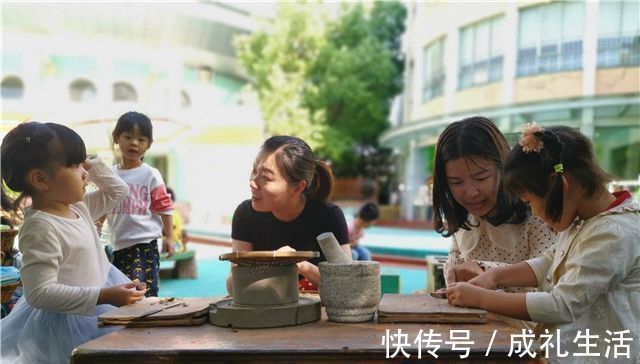 发脾气|孩子发脾气时,父母这样安慰,更容易培养出“高情商”孩子