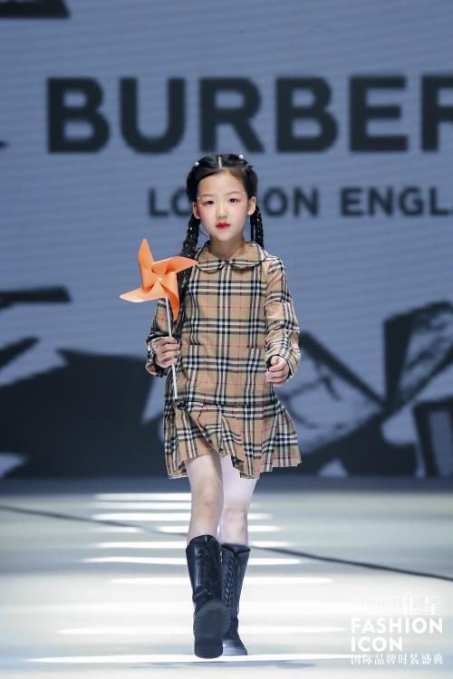 钜星国际品牌时装盛典 小超模唐莫云亮相Burberry品牌秀