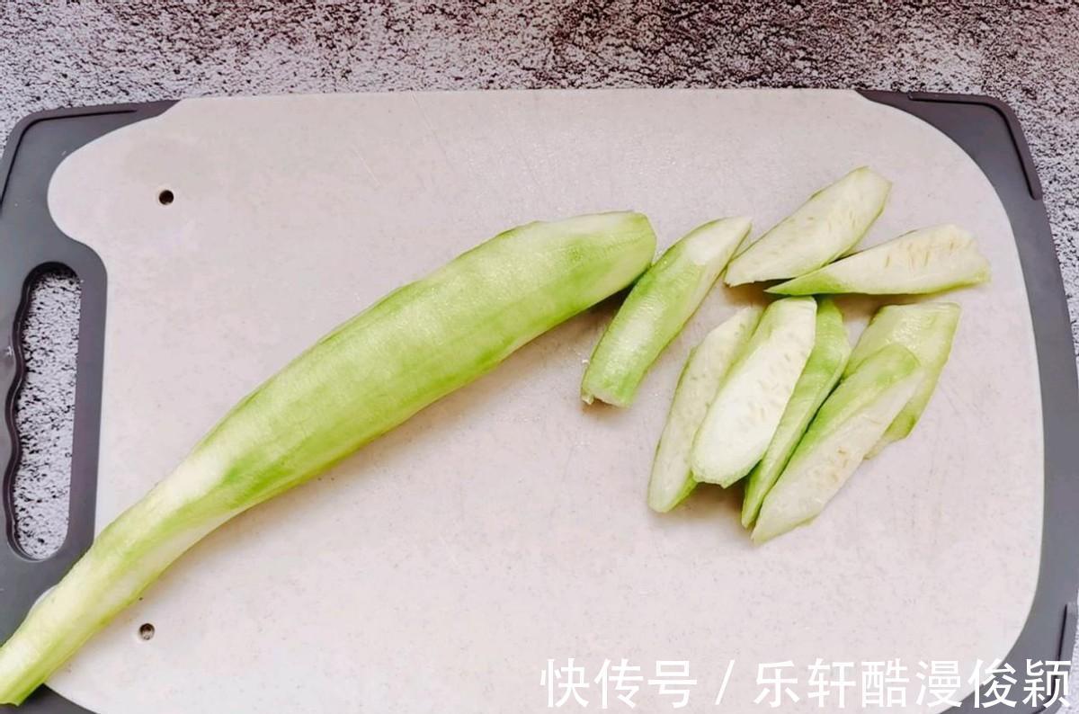 中秋|中秋将至，用应季蔬菜做一道鲜虾丝瓜汤，喝一口就能鲜到神清气爽