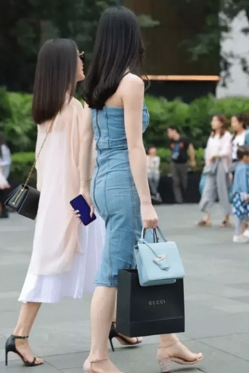 牛仔裙的穿搭风格,应该比裤子更受欢迎吧