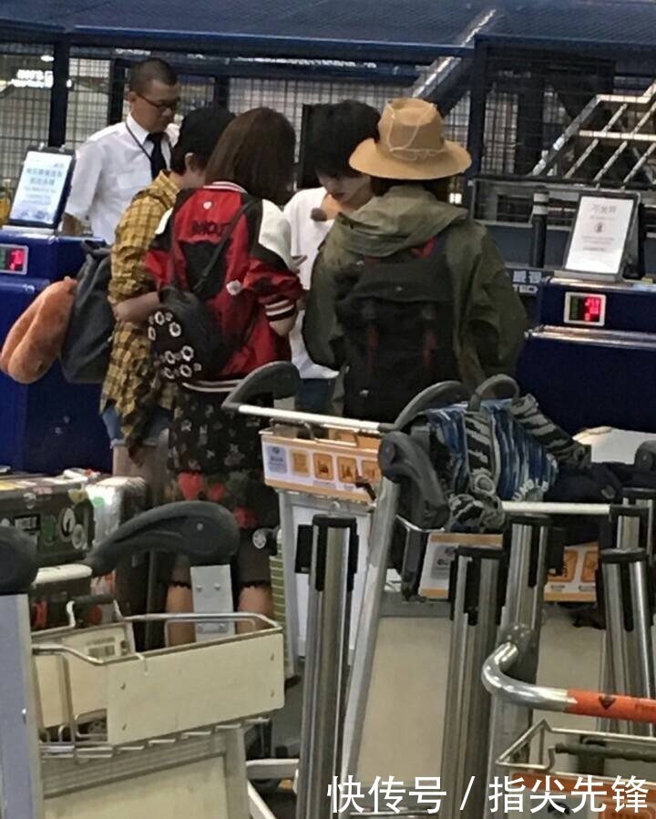 沈腾 期待今年的花样姐姐啊:马丽带口锅出游,沈腾胖得褶子都平整了