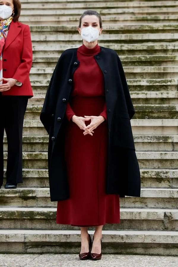 西班牙王后真时髦！碎花裙搭高跟鞋不落俗套，气场比同框男士还强