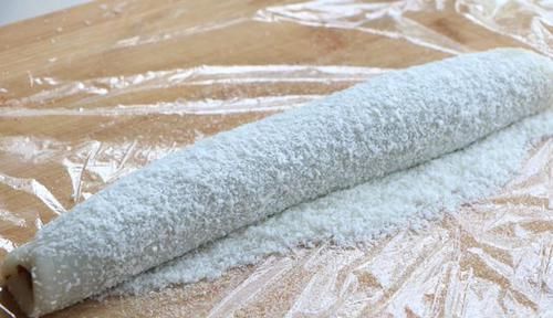 保鲜膜|夏天就馋糯米粉这做法，一蒸一卷就搞定，香甜软糯，吃1次忘不了