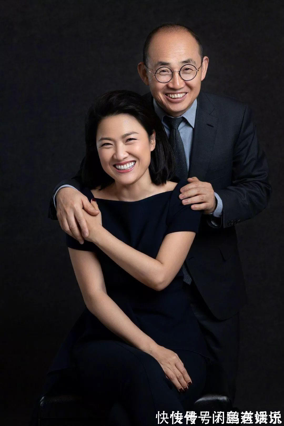 裙装 潘石屹老婆罕露面,短发配蓝裙气场强大,两口子精英气质还真登对