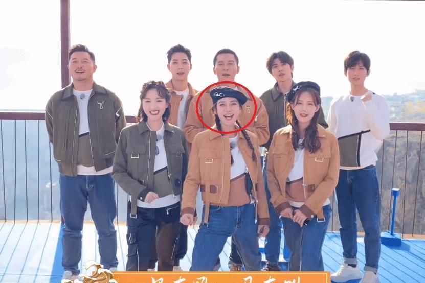 站姿|李一桐杨颖同框《跑男》，看清两人的站姿，谁是女汉子很显然