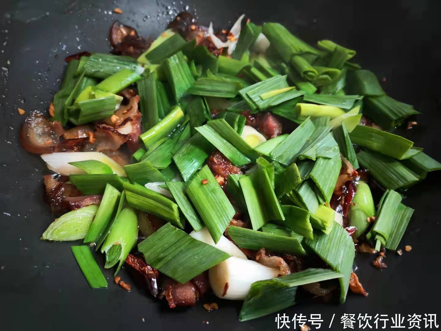  蒜苗|12月别知道吃芹菜茼蒿，蒜苗炒腊肉，鲜嫩可口下饭特香