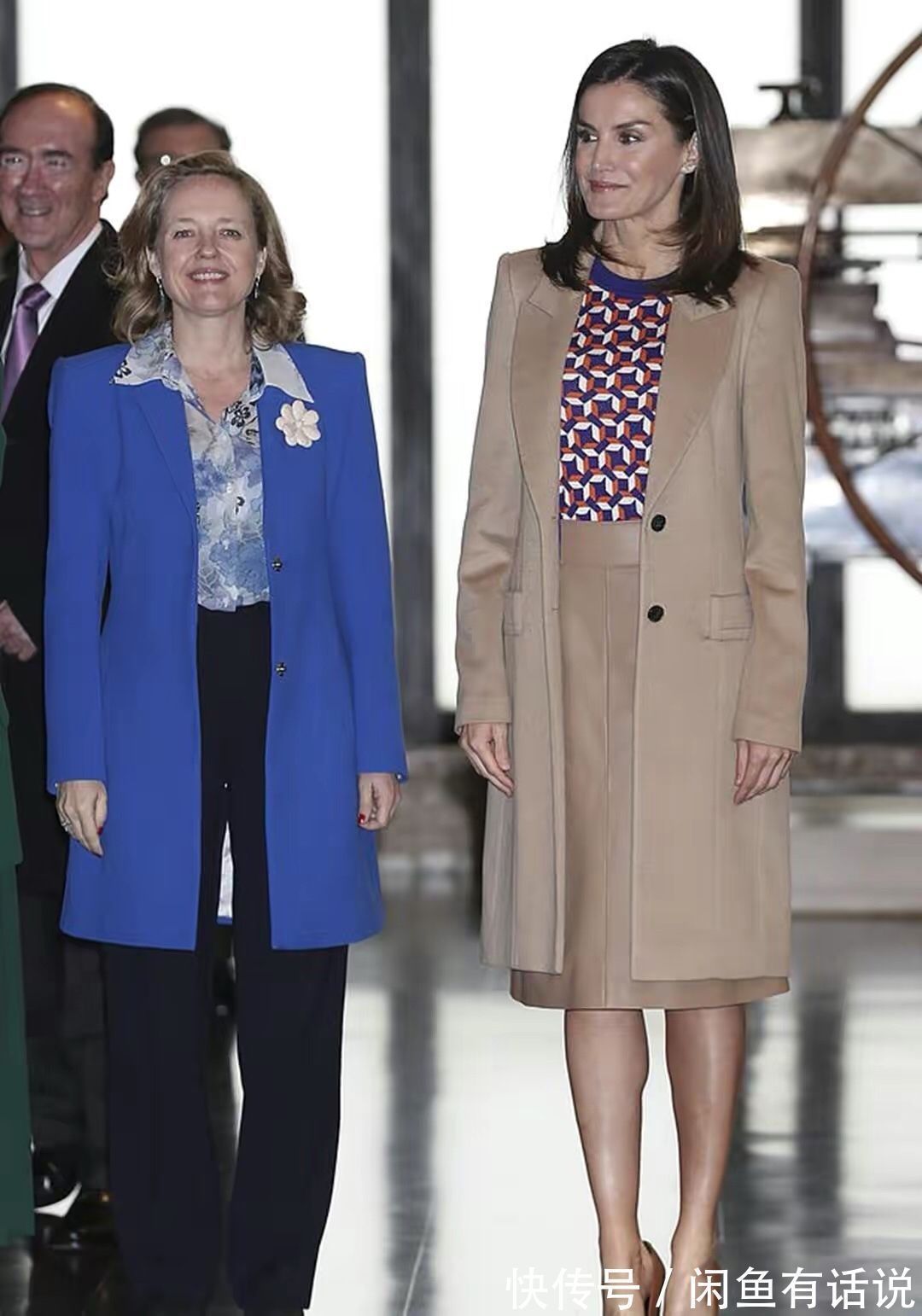 斗篷 大衣里配点什么好?看了西班牙王后的穿搭就知道,越基础越高级