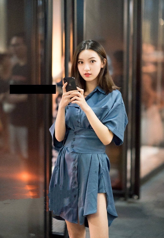 路人街拍这种颜值的小姐姐,街上应该不多见吧