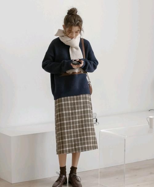 早春穿针织开衫、毛衣怎么穿好看？今年流行配“格子裙”，很美！
