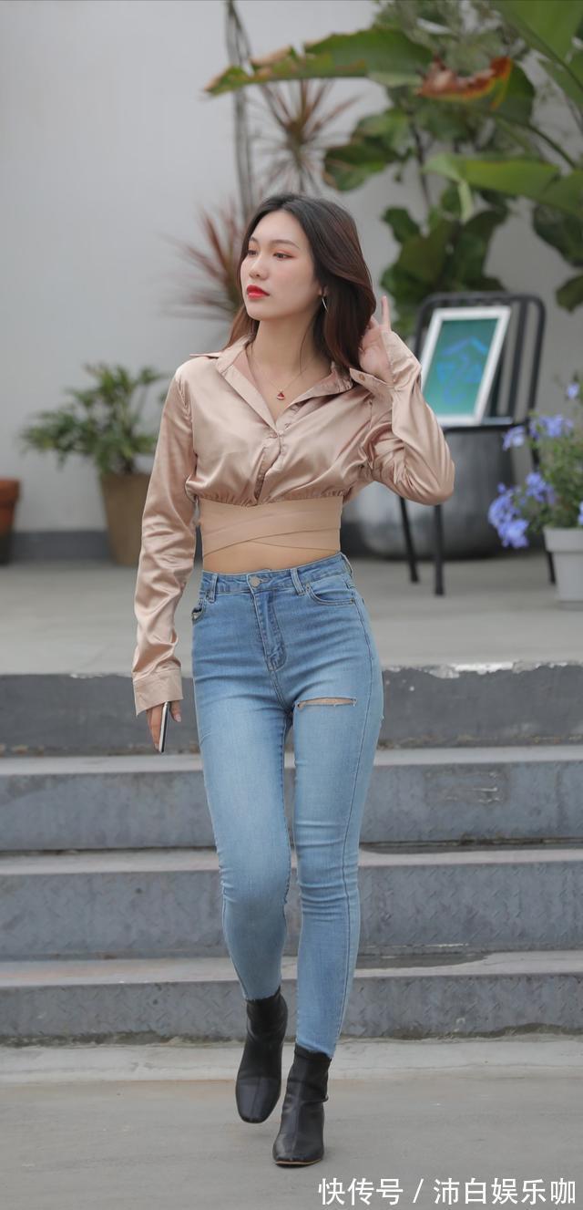 糖果色 对身材苗条的女孩来说,修身、浅色的牛仔裤是非常值得尝试的选择