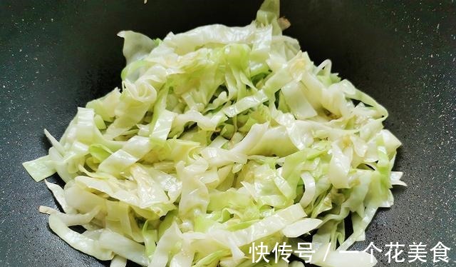 包菜炒粉条时,很多人第一步就错,教你正确做法,脆爽入味又下饭!