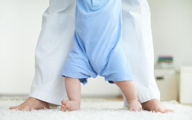 准备学|家长们请注意,当宝宝出现以下行为时,就是准备学走路了