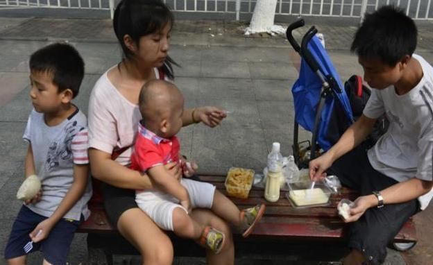 “妈,能别抱弟弟接我吗”,女儿拒绝妈妈接,揭露二胎家庭暗伤