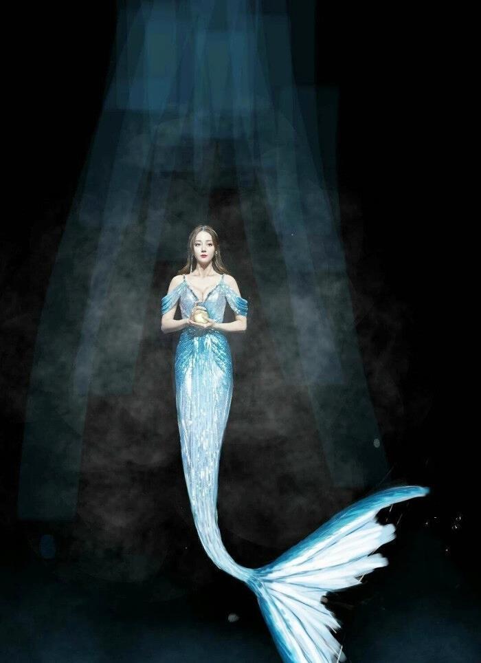 当女星变成美人鱼 迪丽热巴像海里的精灵 Angelababy充满了喜感 全网搜