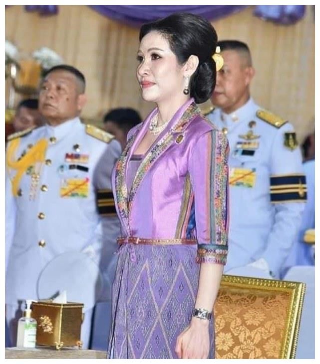 泰王送卡通漫画庆祝结婚2周年!苏提达粉衣配粉腮红,比贵妃还美