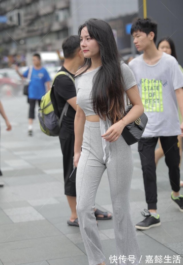 纯灰色 纯灰色穿搭格外高级又吸睛,展现小蛮腰的同时,高雅感也有体现