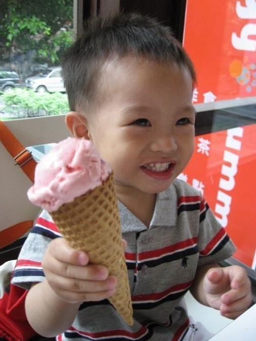 奶奶|4岁孙子连踹奶奶两脚,只因没给孩子买冰淇淋,爸爸的做法太解气