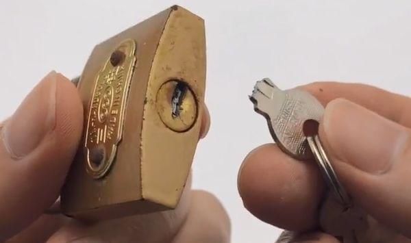 热熔胶棒用火烧一烧，再插进锁孔里，作用太厉害了，省钱又实用！