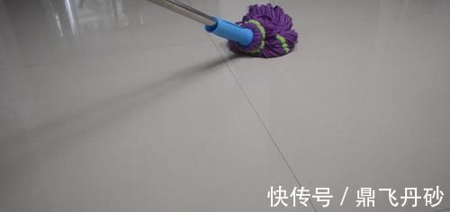 光亮|清水拖地等于白拖, 家庭阿姨教我一秘招, 地板光亮如新不留灰