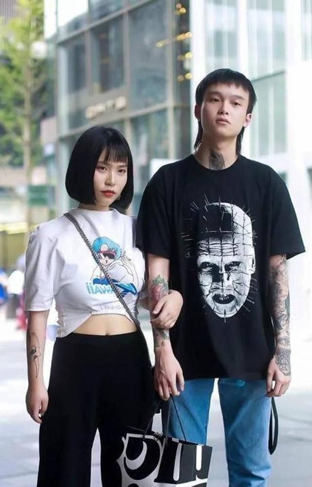 青春|路人街拍，有说有笑一起逛街的姐妹花，满满的青春活力气息