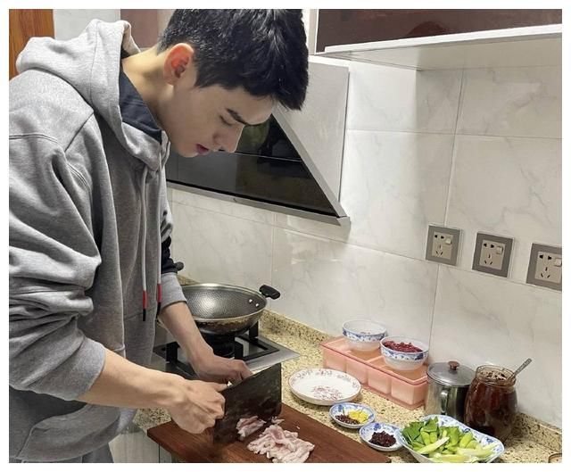 小公主终于攀上顶流，姚安娜加入《中餐厅》引群嘲：放过娱乐圈吧