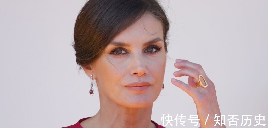 karen!莱蒂齐亚和她近几月不离手的神秘戒指:我终于知道是谁送给她的了