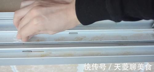 窗台放一卷透明胶带，作用真强大，解决了很多家庭的困扰，学学吧